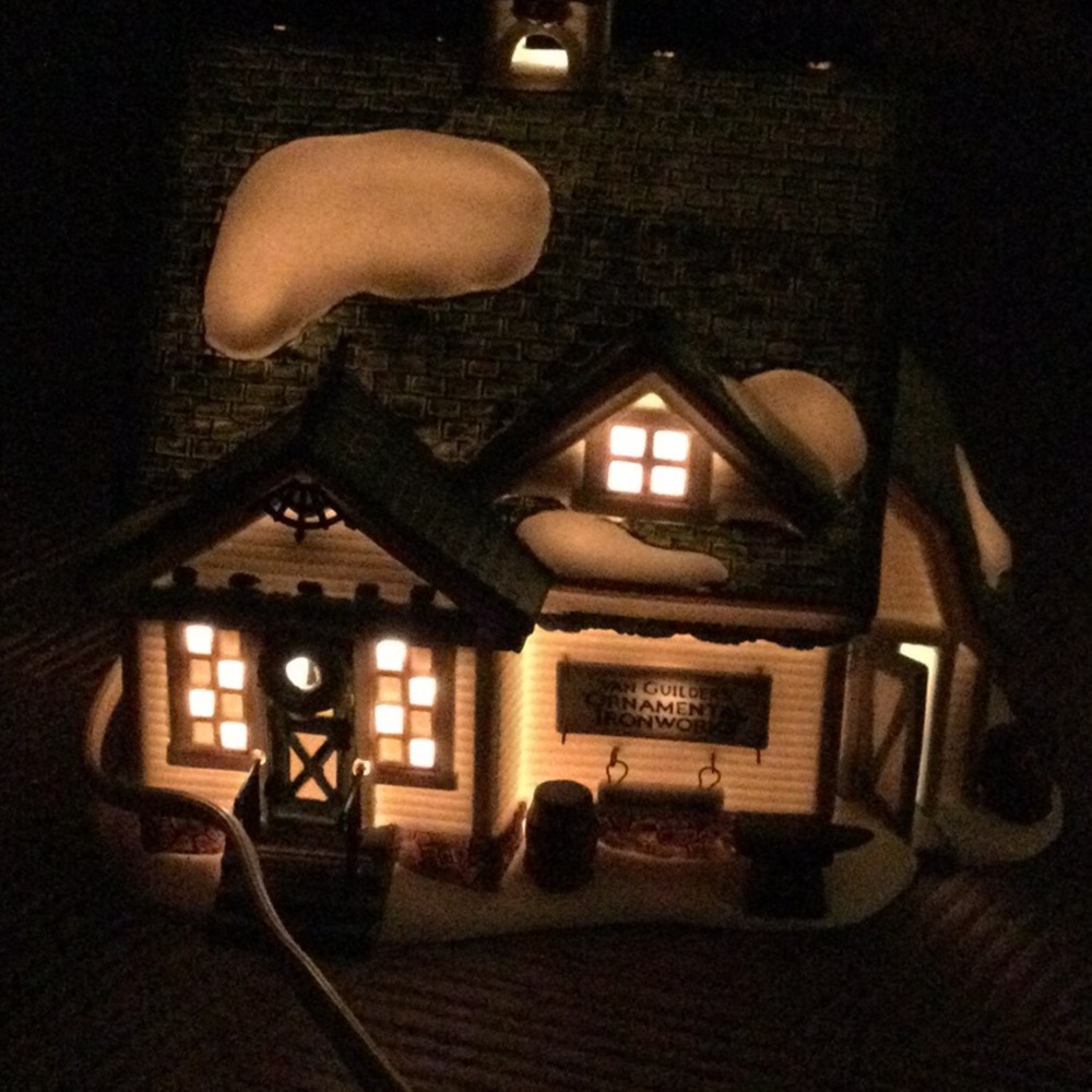Department 56 New England Village Series “Van Guilder’s Ornamental Ironworks” - Picture 10 of 11